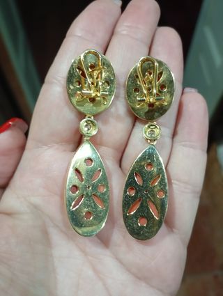 Pendientes de corales y brillantes.