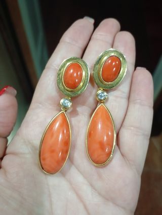 Pendientes de corales y brillantes.