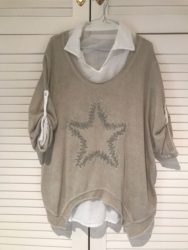 Jersey con blusita blanca debajo