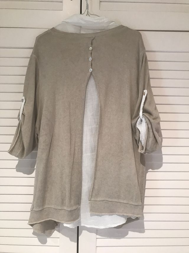 Jersey con blusita blanca debajo