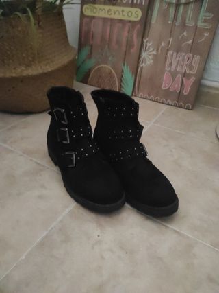 Botas planas con cremallera y hebillas