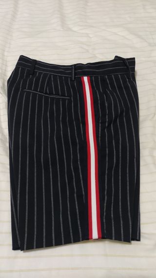 Bermuda Negra a rayas de la tienda Zara Talla 40 