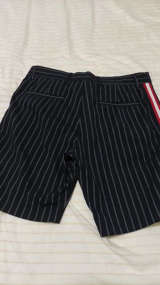 Bermuda Negra a rayas de la tienda Zara Talla 40 