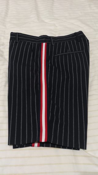 Bermuda Negra a rayas de la tienda Zara Talla 40 