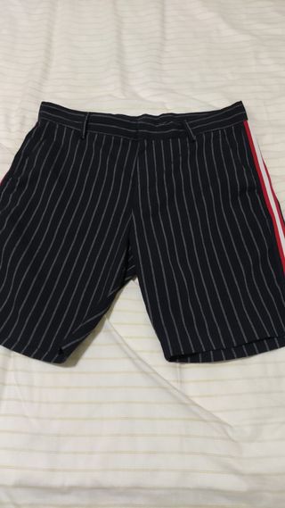 Bermuda Negra a rayas de la tienda Zara Talla 40 