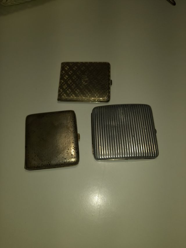 Tre portasigarette in metallo