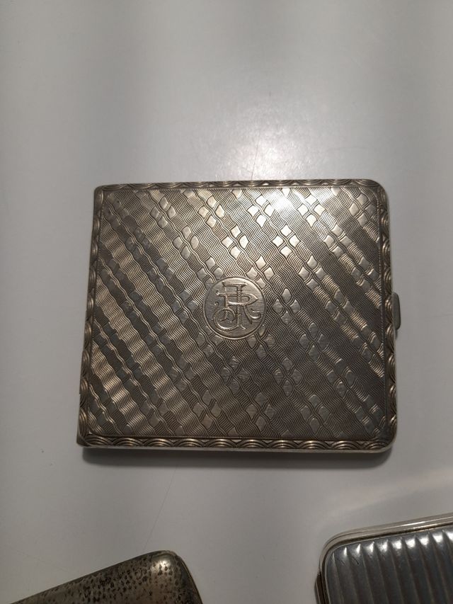 Tre portasigarette in metallo