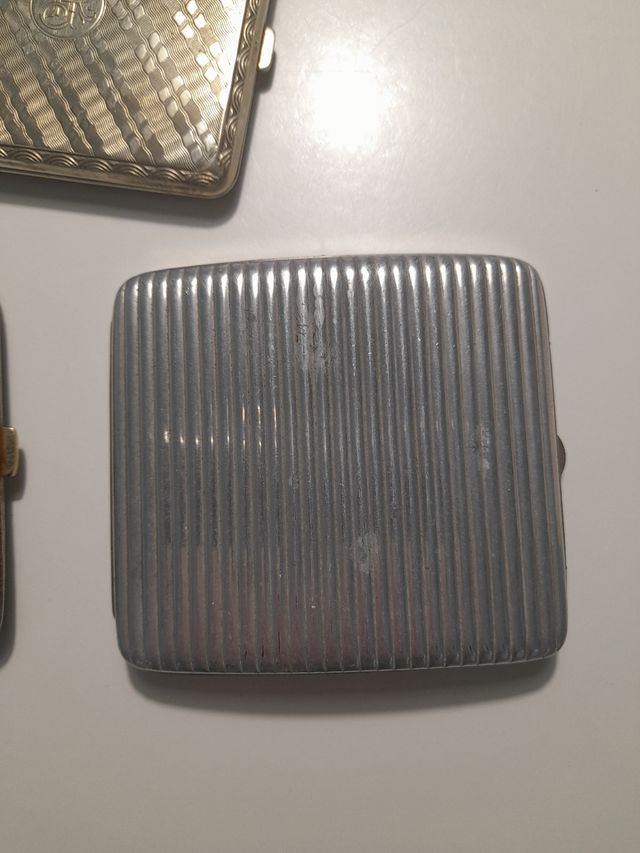 Tre portasigarette in metallo