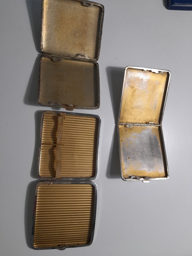 Tre portasigarette in metallo