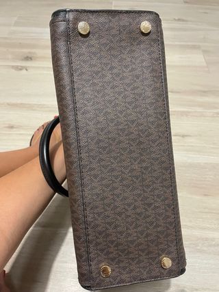 Bolso MK de color marron y negro