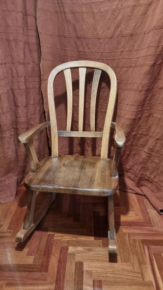 Mecedora rustica de madera de pino