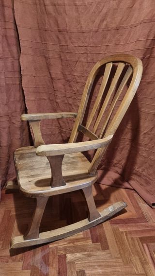 Mecedora rustica de madera de pino