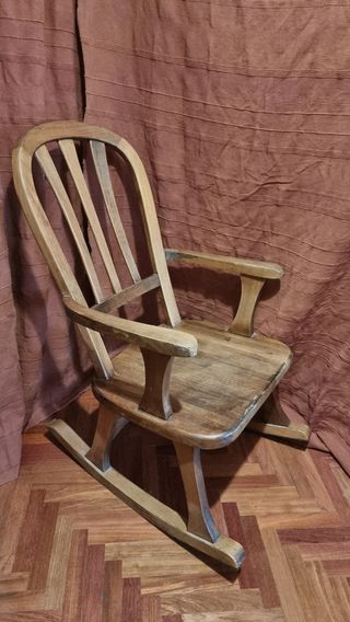Mecedora rustica de madera de pino