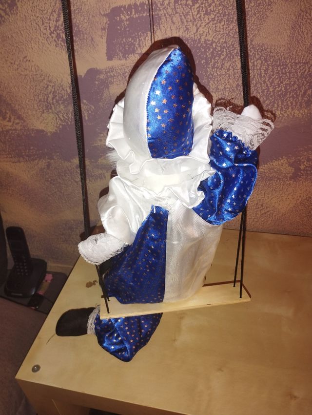 Payaso en columpio de porcelana