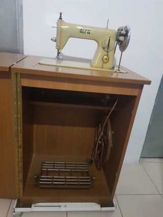 Antigua máquina de coser ALFA con mueble.