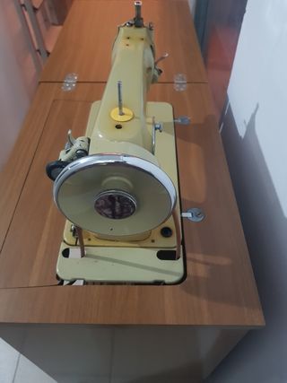 Antigua máquina de coser ALFA con mueble.