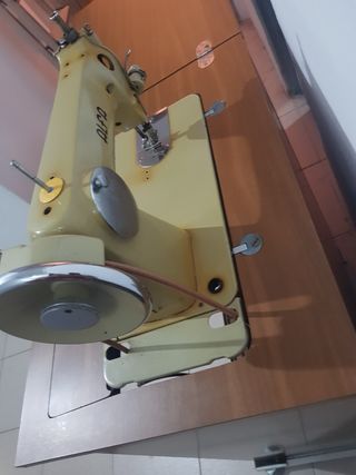 Antigua máquina de coser ALFA con mueble.