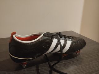 Botas de fútbol Adidas.