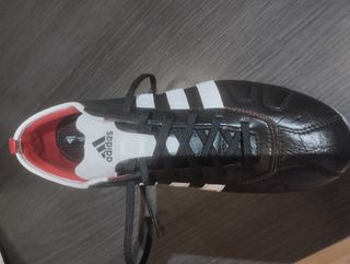 Botas de fútbol Adidas.