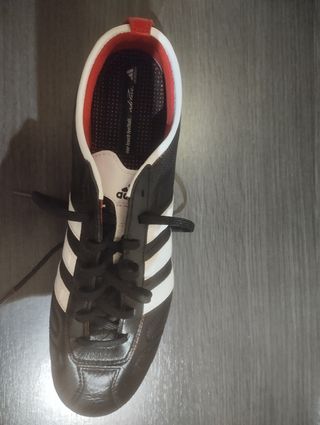 Botas de fútbol Adidas.