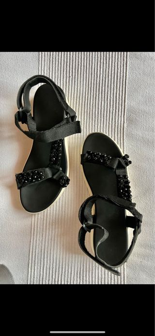 Sandalia cuña negra, abalorios