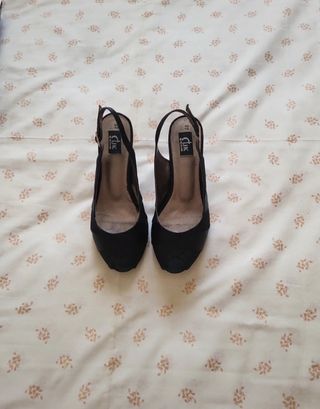 Zapatos de tacón abiertos negros