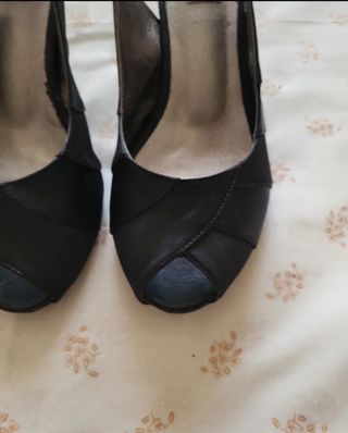 Zapatos de tacón abiertos negros