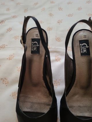 Zapatos de tacón abiertos negros