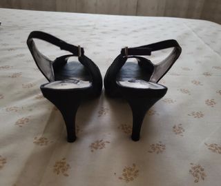 Zapatos de tacón abiertos negros