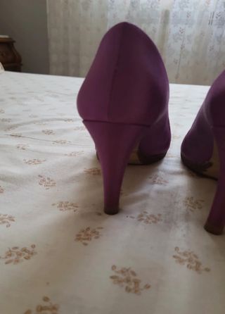 Zapatos de tacón abiertos morados