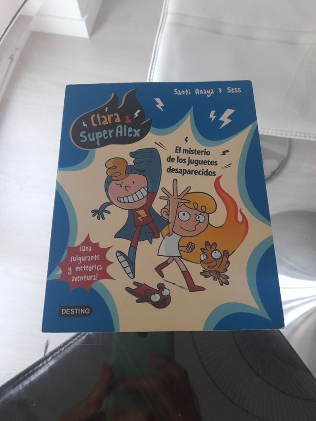 Libro. Clara y SuperAlex