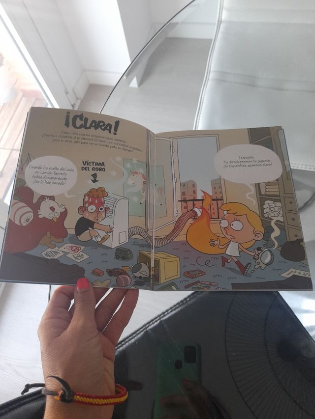Libro. Clara y SuperAlex