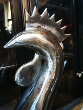 Gran gallo de metal. Escultura