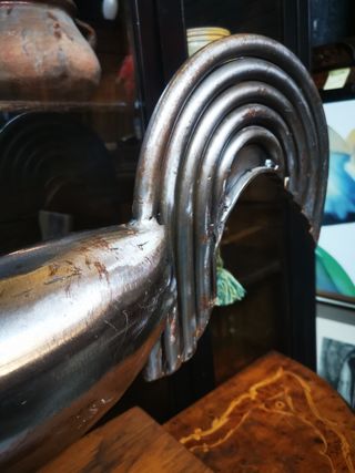 Gran gallo de metal. Escultura