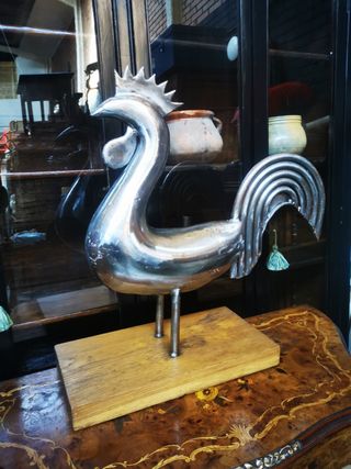 Gran gallo de metal. Escultura