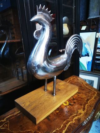 Gran gallo de metal. Escultura