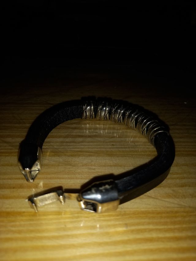 Pulsera marrón de cuero.