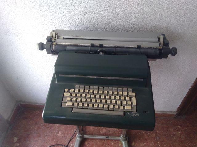 Máquina de escribir eléctrica Olivetti Lexicón 90