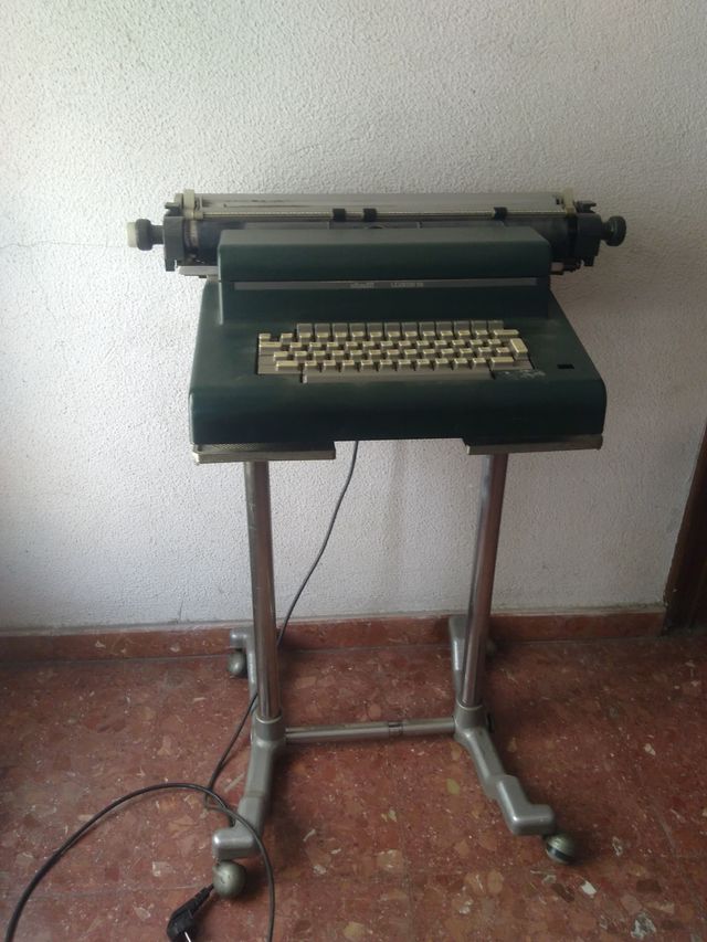 Máquina de escribir eléctrica Olivetti Lexicón 90