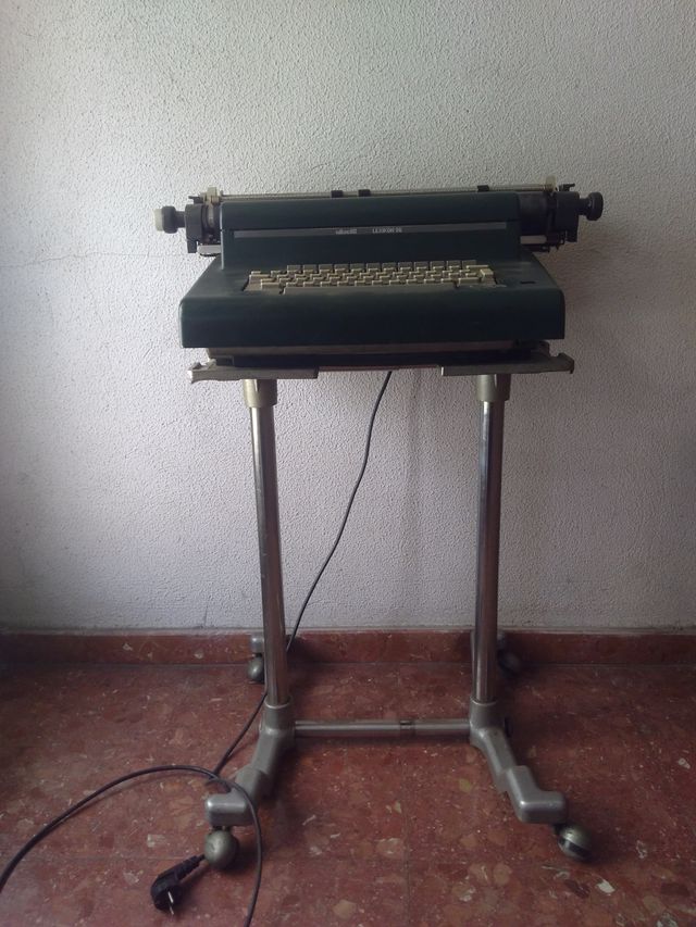 Máquina de escribir eléctrica Olivetti Lexicón 90