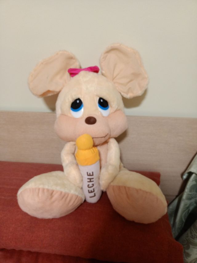 muñeco de peluche ratón con biberón 