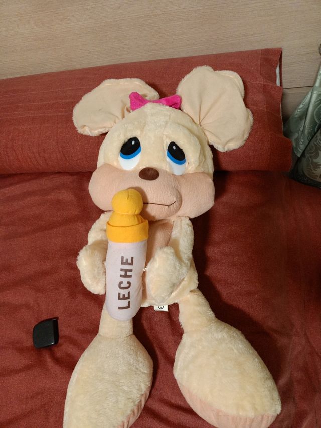muñeco de peluche ratón con biberón 