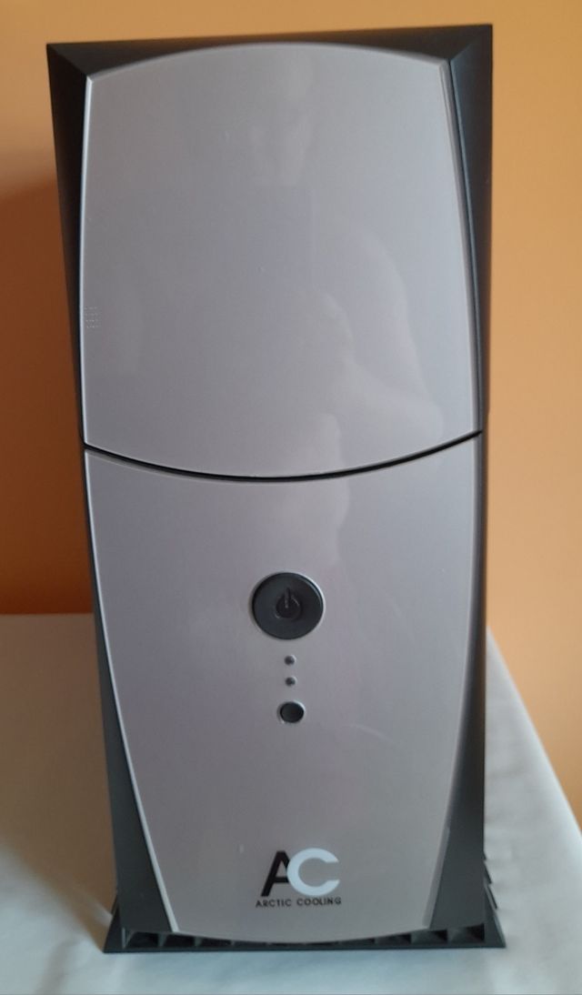 Caja / Carcasa para PC con reproductor Cd's