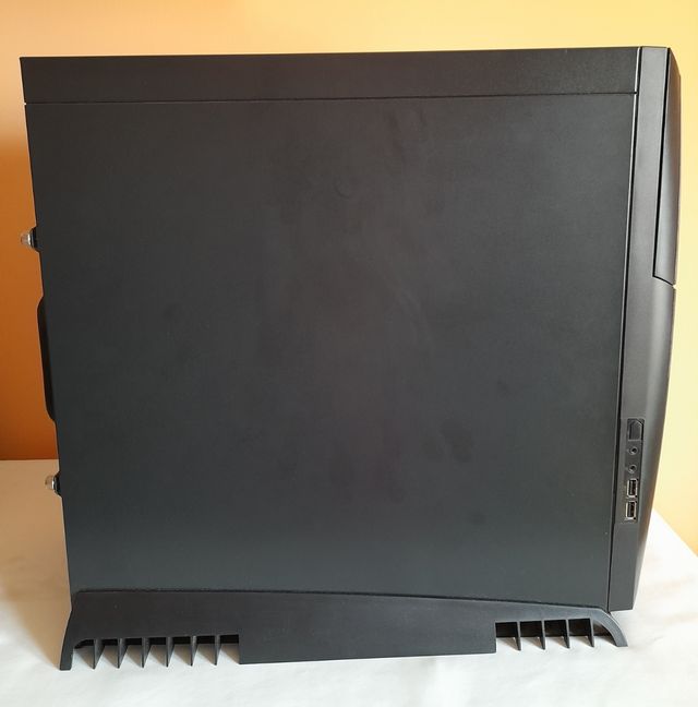 Caja / Carcasa para PC con reproductor Cd's