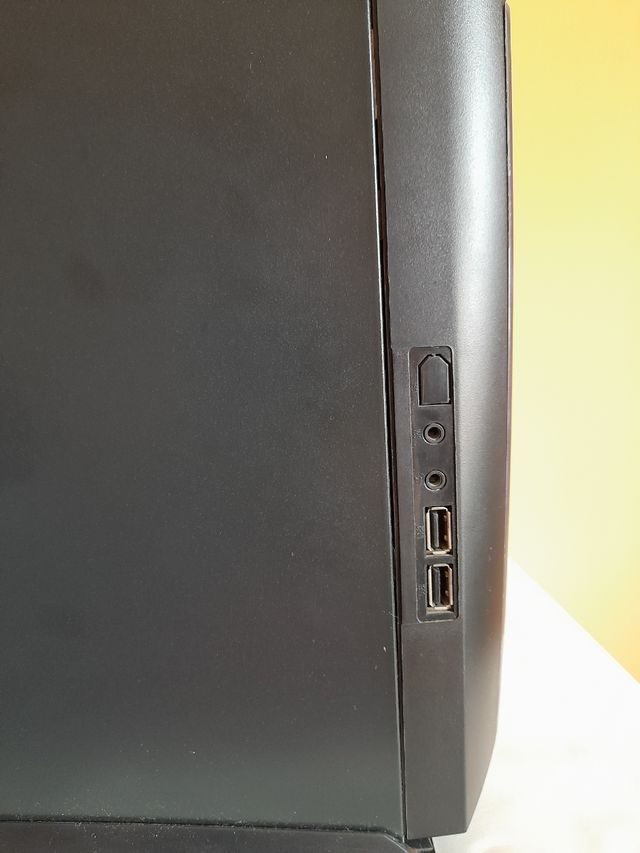 Caja / Carcasa para PC con reproductor Cd's