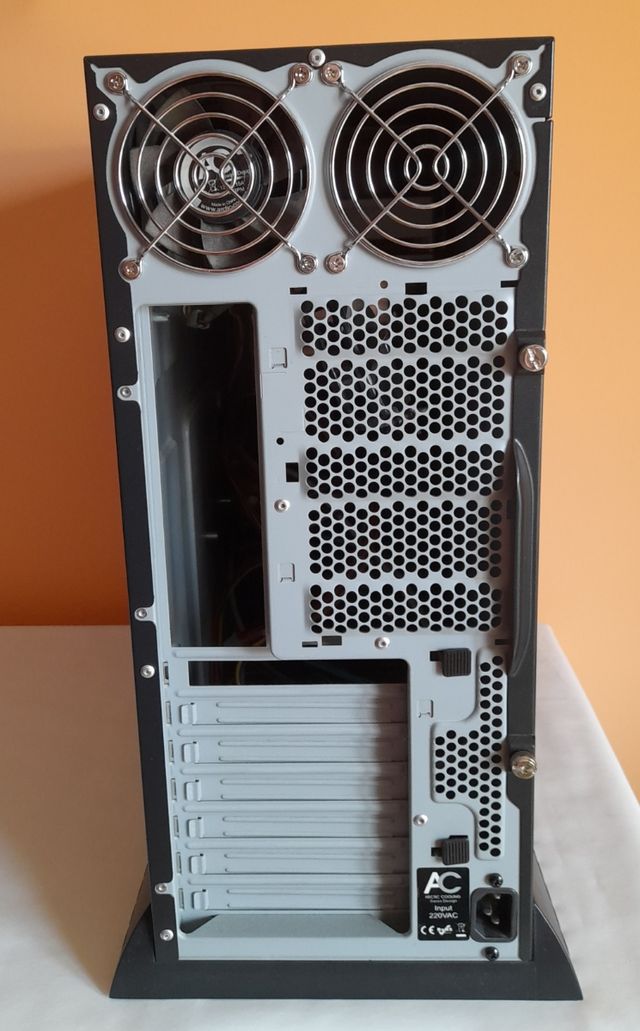 Caja / Carcasa para PC con reproductor Cd's