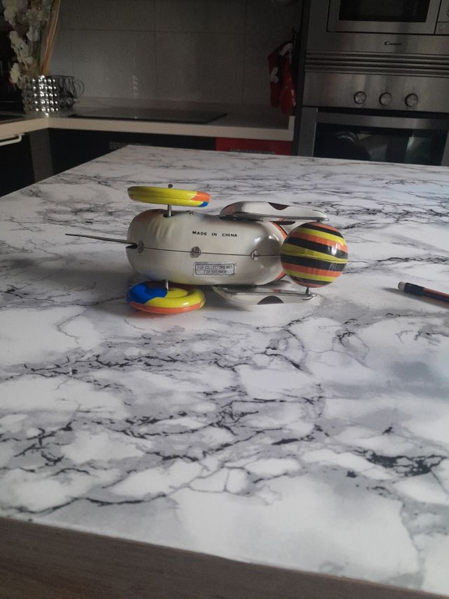 Perro con pelota de hojalata