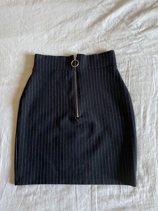 Falda negra ajustada Pull&Bear - Elegante y cómoda