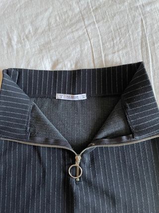 Falda negra ajustada Pull&Bear - Elegante y cómoda