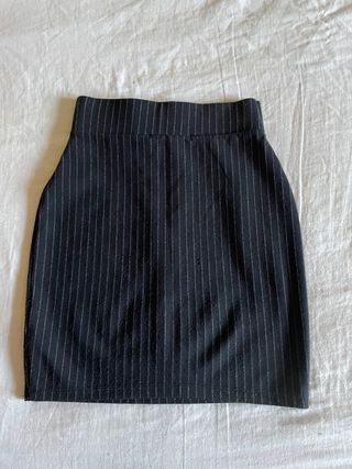 Falda negra ajustada Pull&Bear - Elegante y cómoda